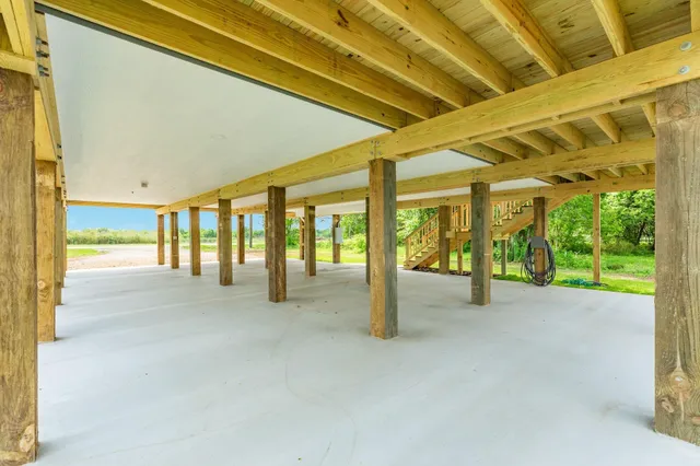 a view of an indoor building