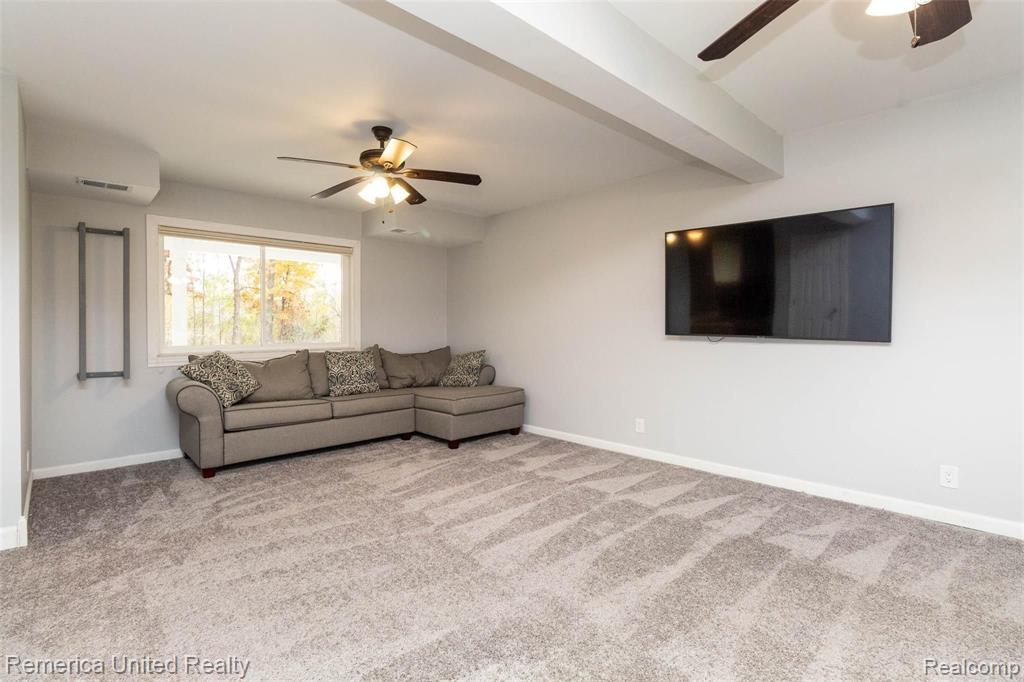 5585 Halsted Road West Bloomfield, MI 48322 - Photo 15 of 37