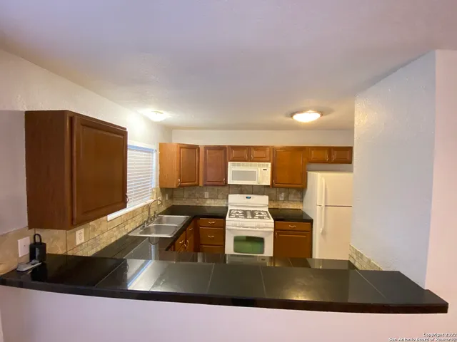 $800 | 211 Natalen Avenue, Unit 210, San Antonio, TX 78209