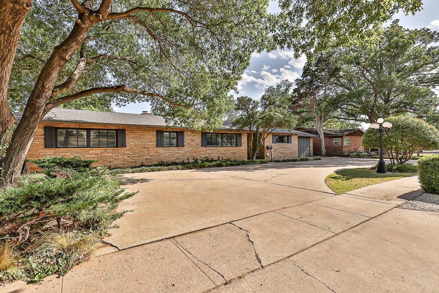 a view of a house with basketball court