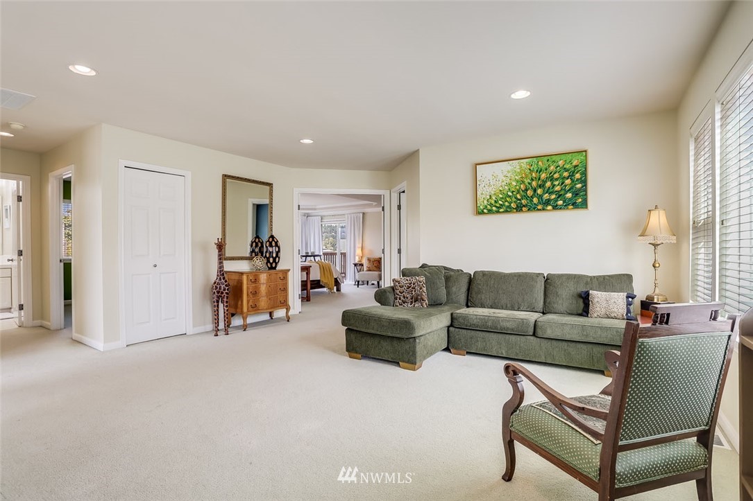 906 North 33rd Street Renton, WA 98056 - Photo 21 of 40 a living room with furniture and a window