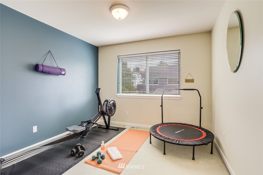 906 North 33rd Street Renton, WA 98056 - Photo 31 of 40 a room with furniture and window