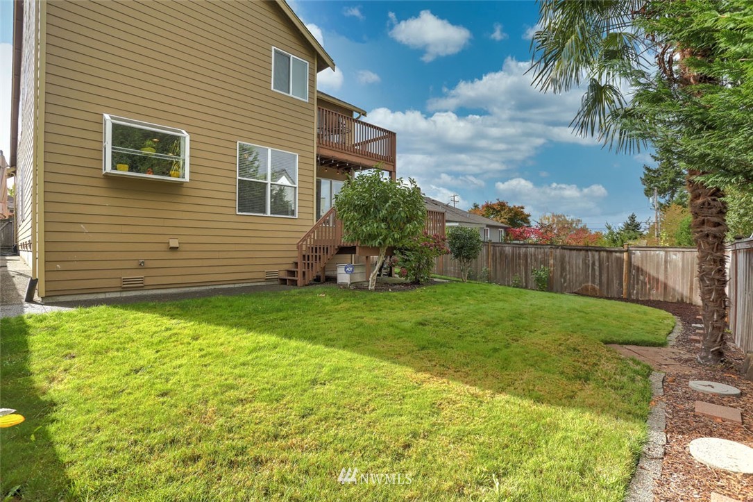 906 North 33rd Street Renton, WA 98056 - Photo 35 of 40 a view of a backyard with plants and a large tree