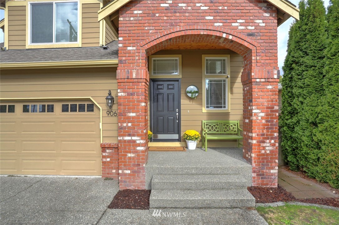906 North 33rd Street Renton, WA 98056 - Photo 5 of 40 a front view of a house
