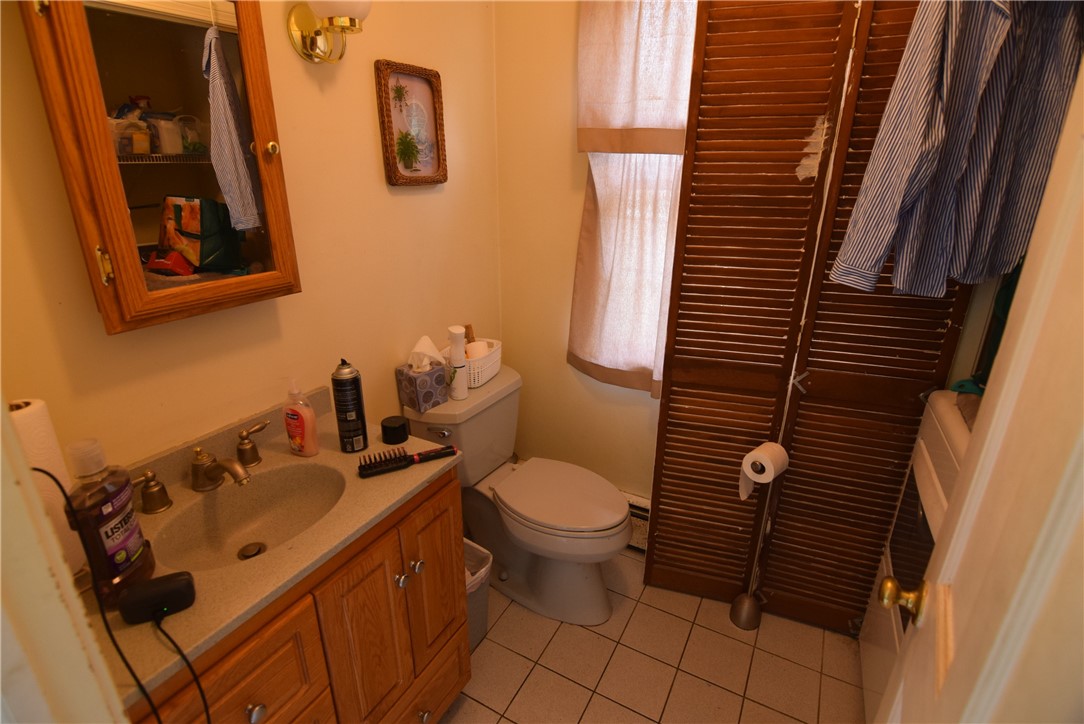 8 Pequot Avenue Westerly, RI 02891 - Photo 9 of 33 1st floor 1/2 bath plus laundry