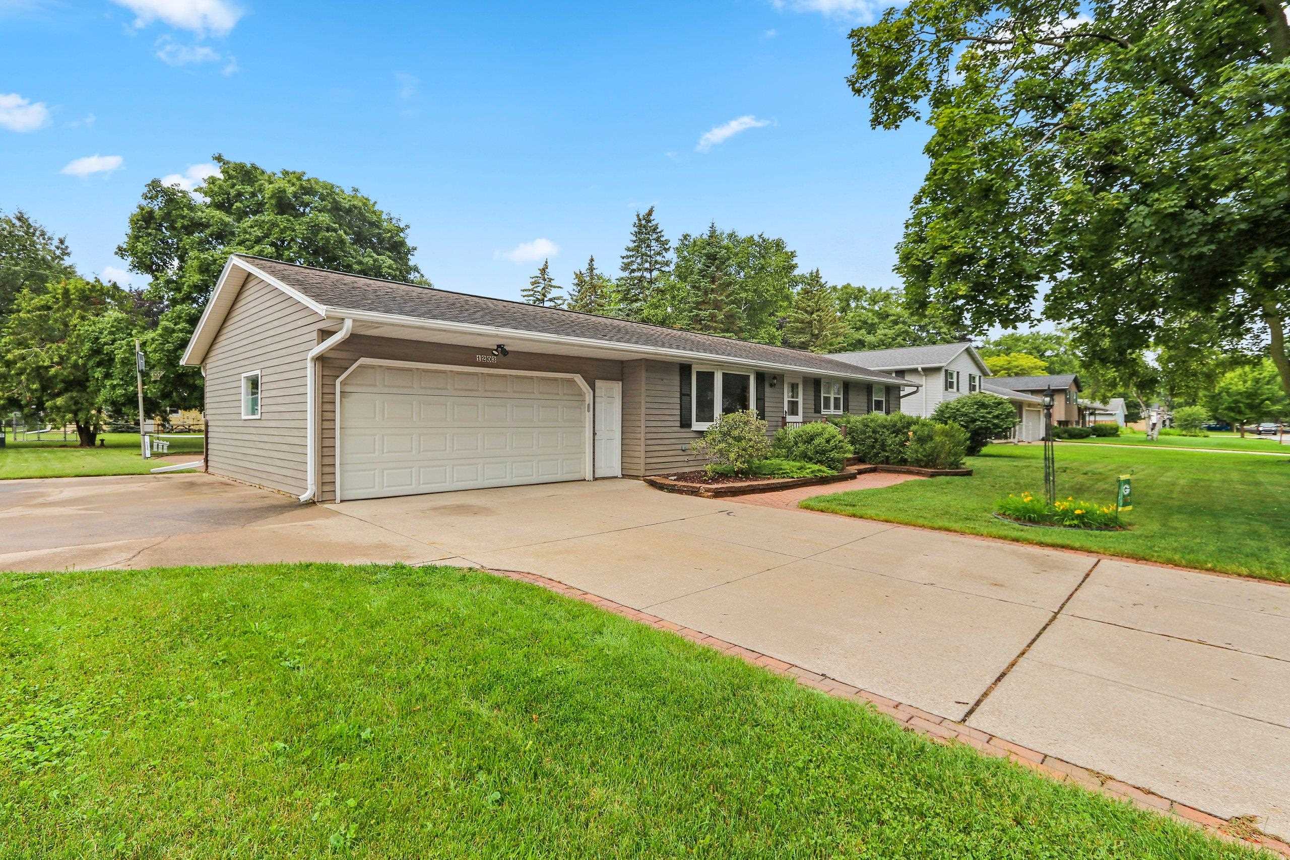 1203 Valleyview Road Green Bay, WI 54304 - Photo 4 of 81