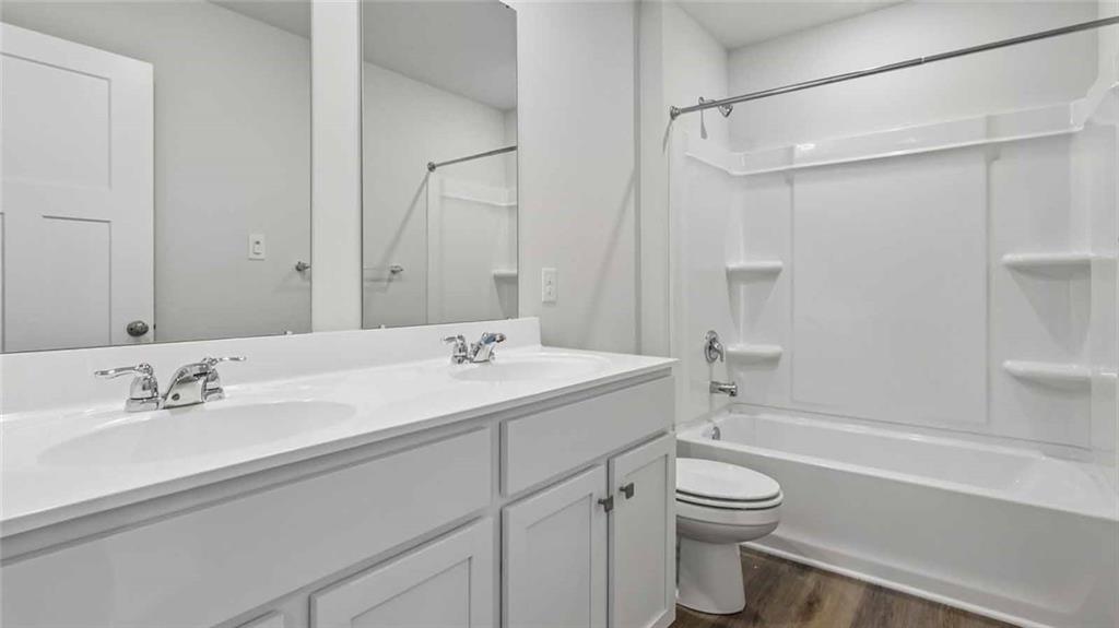 1099 Peachtree Road Carnegie, PA 15106 - Photo 10 of 25 a bathroom with a toilet a sink and a bathtub