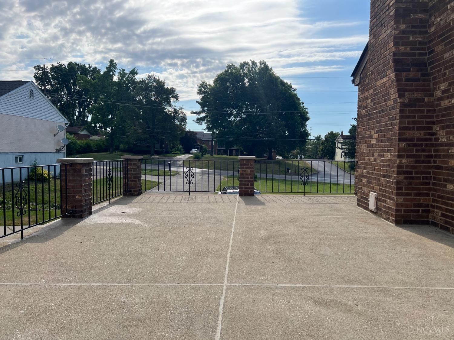 475 Anderson Ferry Road Cincinnati, OH 45238 - Photo 21 of 45 Large patio area for seating and dining