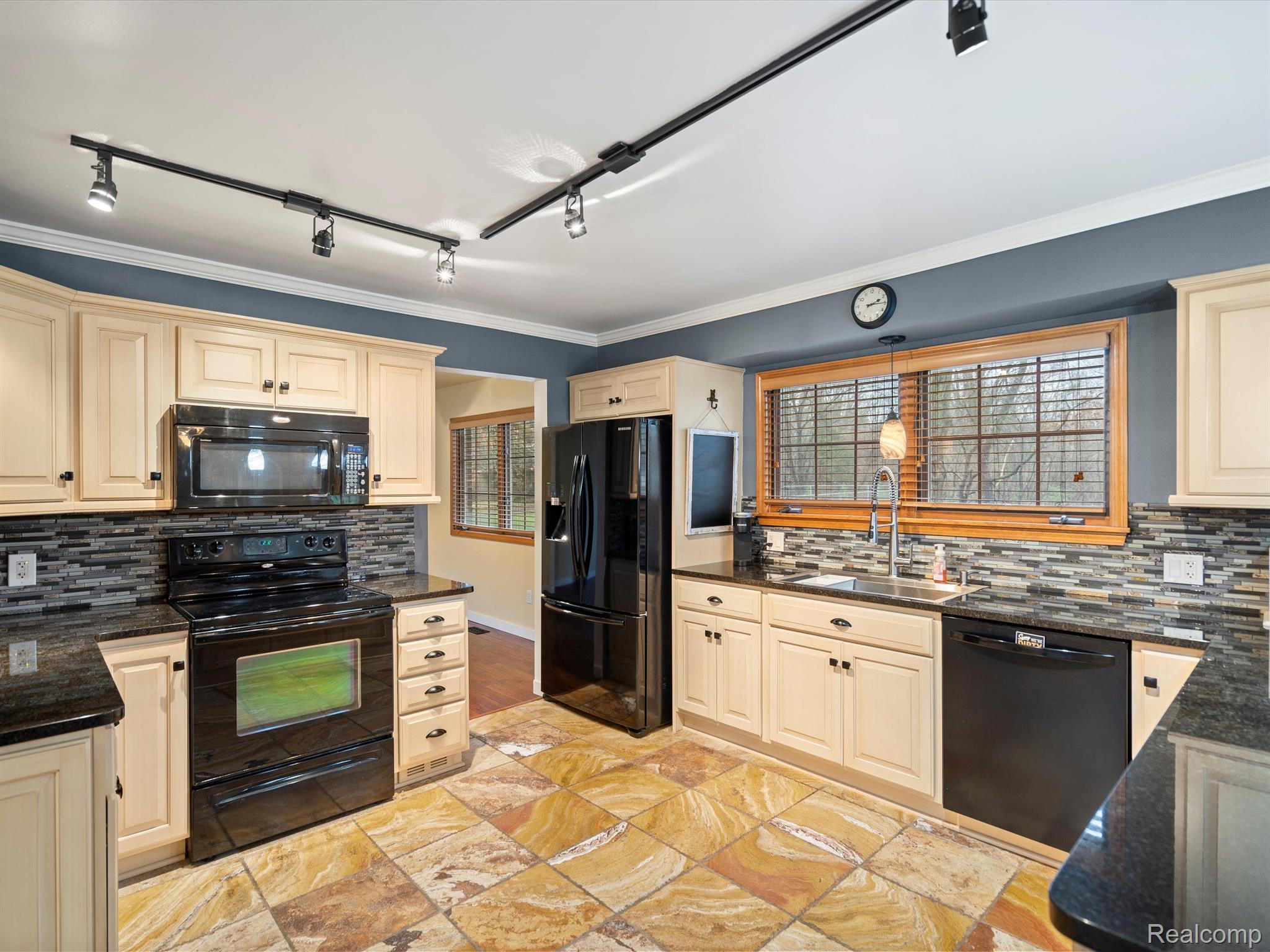 5145 Old Cove Road Clarkston, MI 48346 - Photo 10 of 37 Gallery Image 10