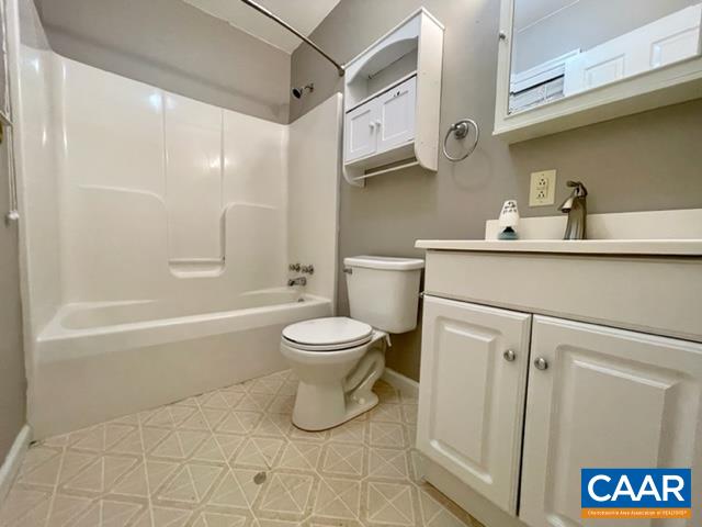 13 Riverside Drive Palmyra, VA 22963 - Photo 14 of 25 a bathroom with a toilet a sink and bathtub