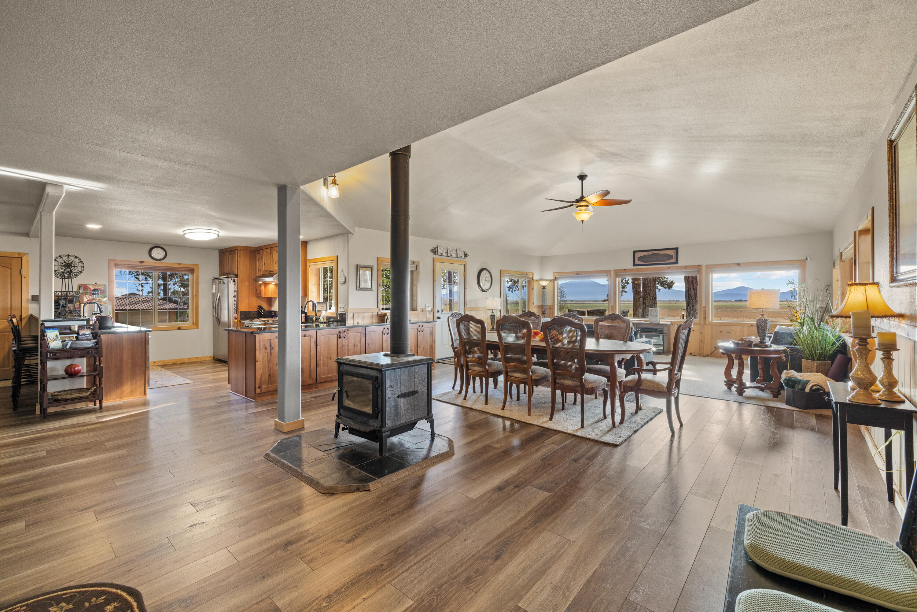 32486 Modoc Point Road Chiloquin, OR 97624 - Photo 15 of 135 32490 Modoc Point Rd-015