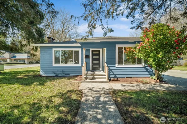 a view of a house with a yard