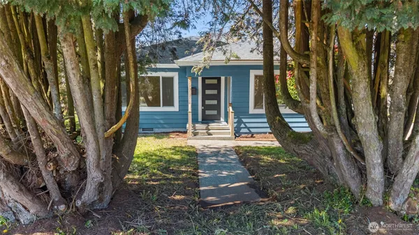 a view of a house with backyard