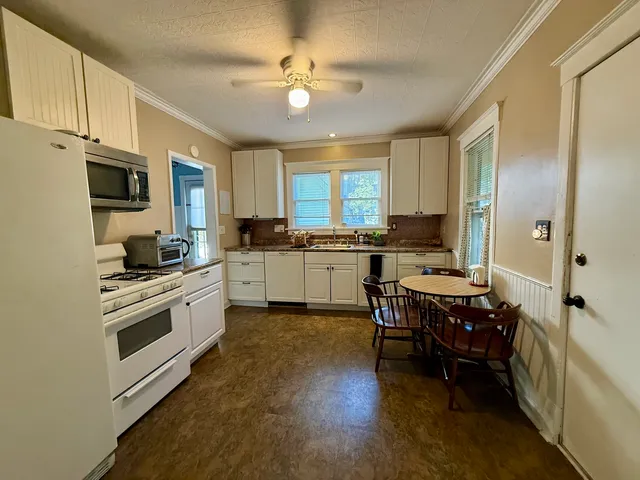 $2,200 | 603 South Batavia Avenue, Unit 1, Batavia, IL 60510