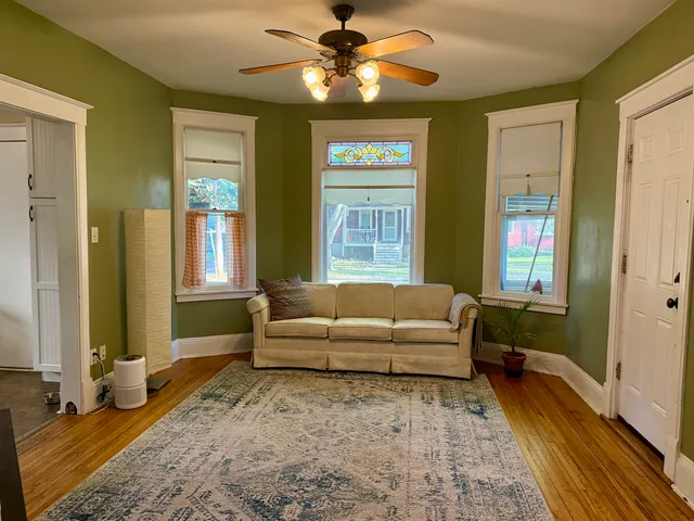 $2,200 | 603 South Batavia Avenue, Unit 1, Batavia, IL 60510