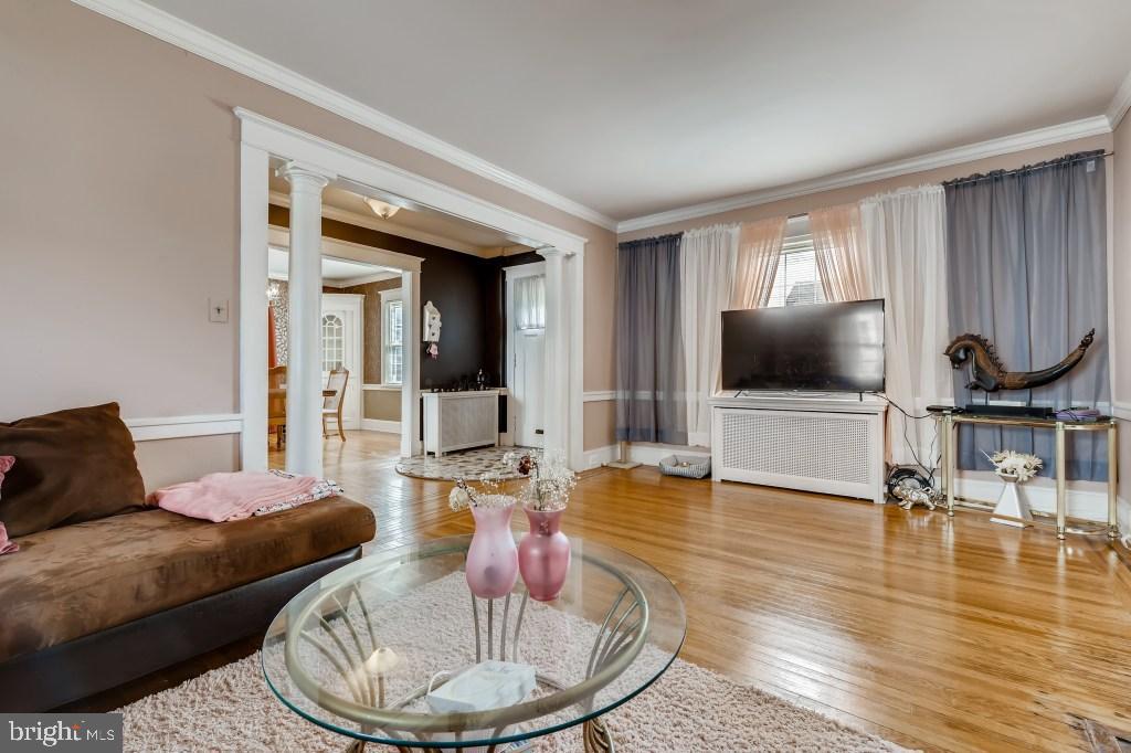 4100 Dorchester Road Baltimore, MD 21207 - Photo 7 of 37 Living Room