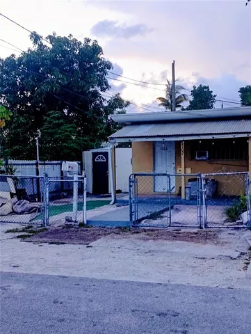 a view of a house with backyard