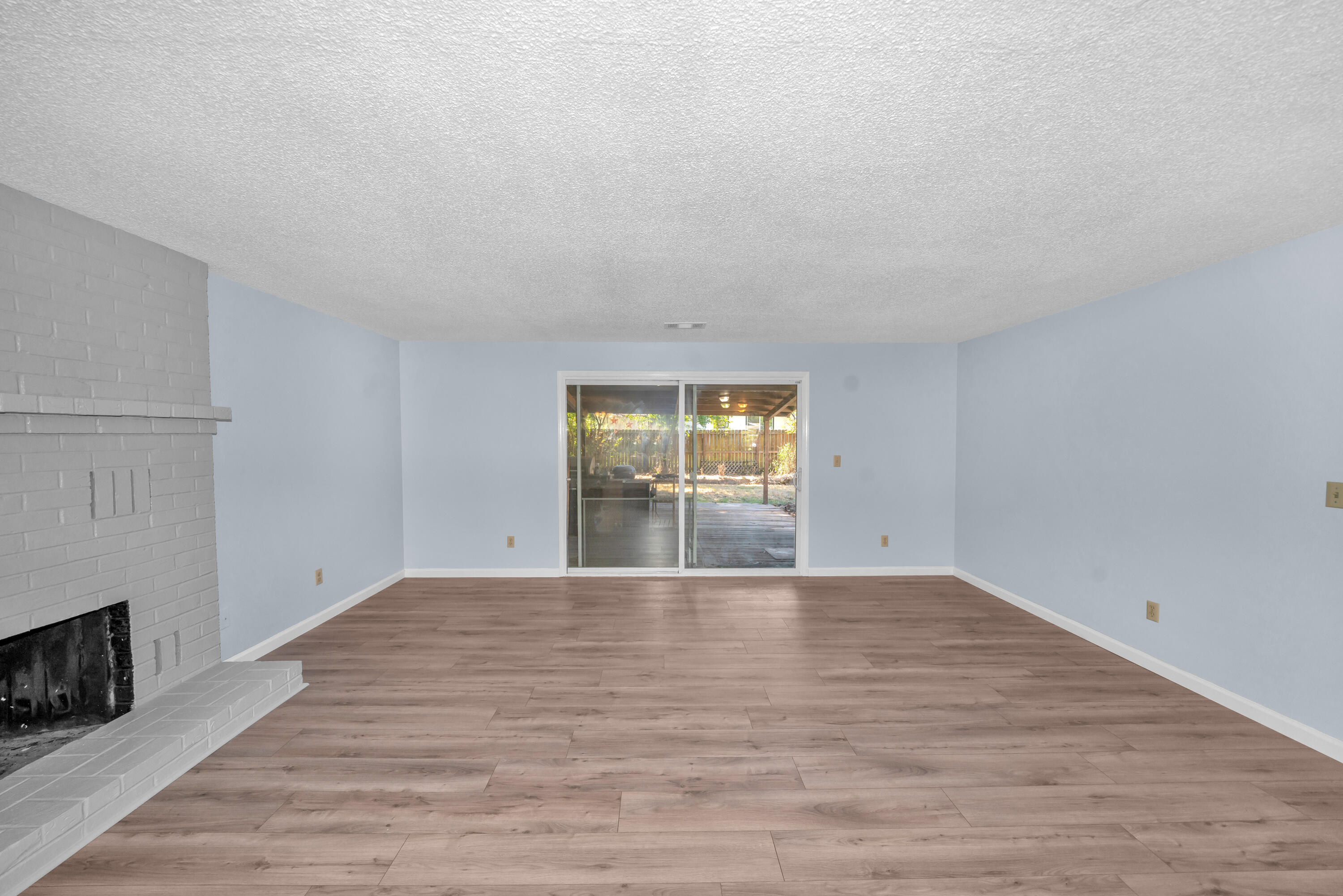 2606 Delta Waters Road Medford, OR 97504 - Photo 9 of 33 Living Room