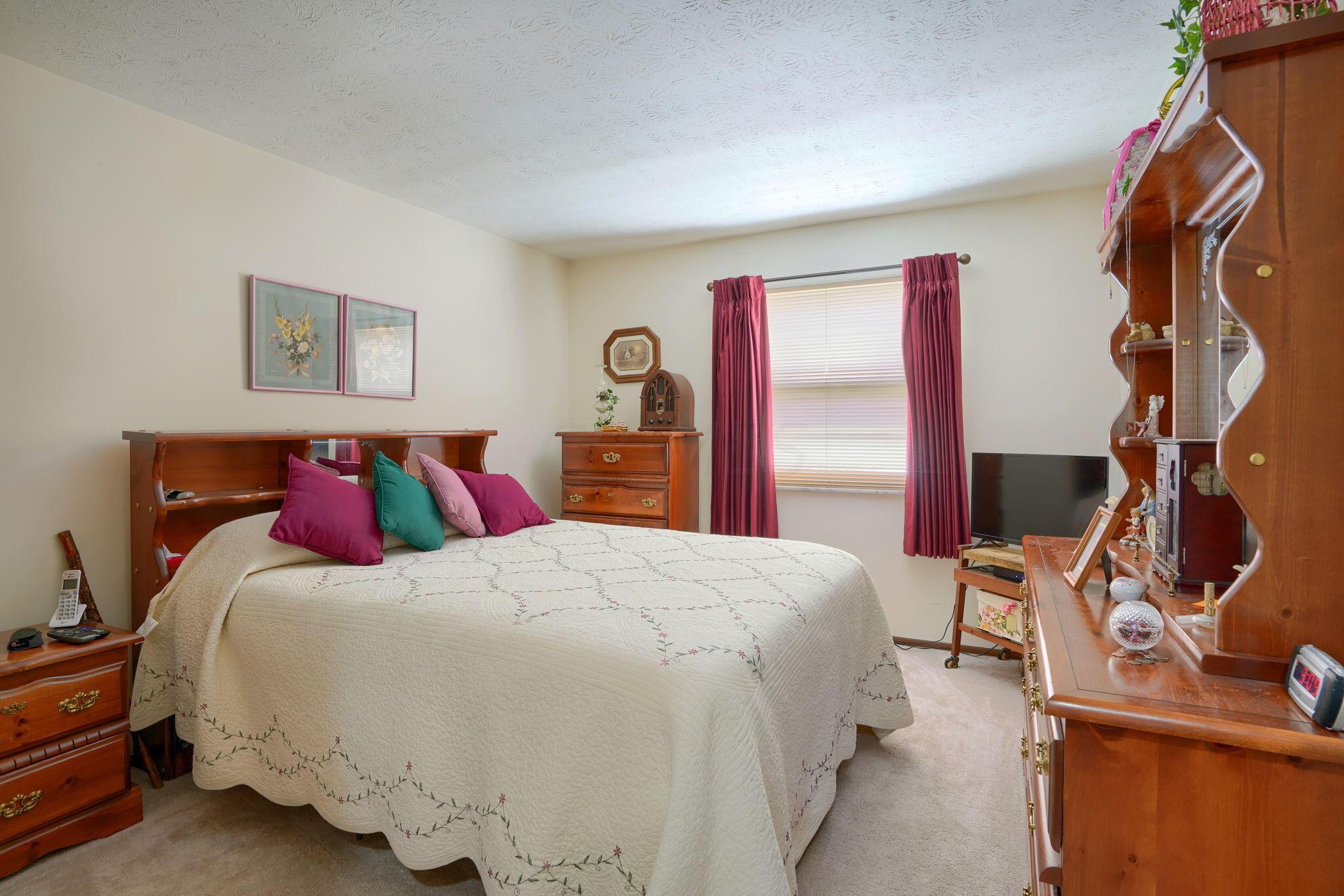 3751 Abney Road Columbus, OH 43207 - Photo 22 of 36 Bedroom 1 with Queen sized bed