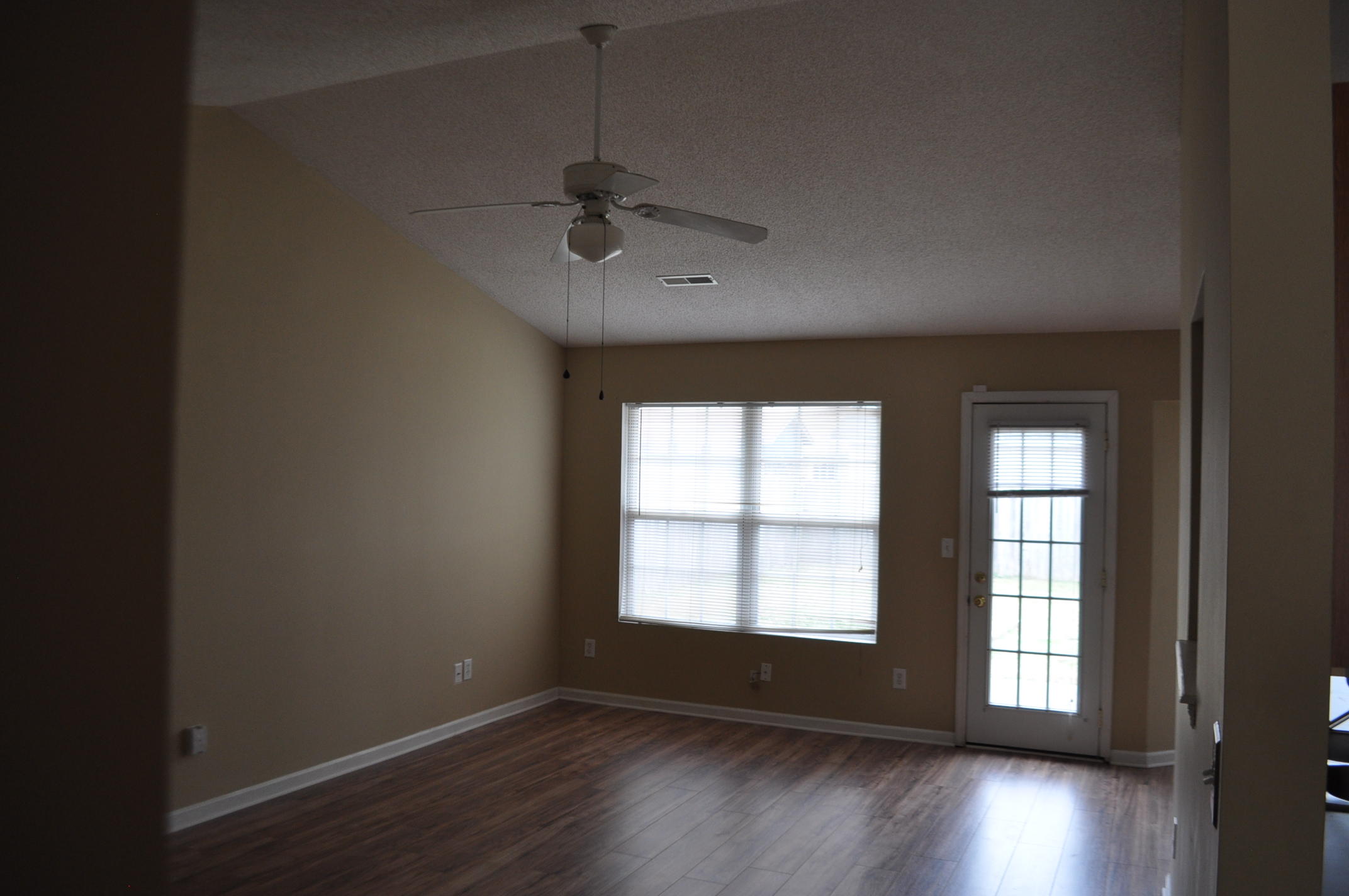 112 Cambridge Road Summerville, SC 29486 - Photo 4 of 16 DSC_0009