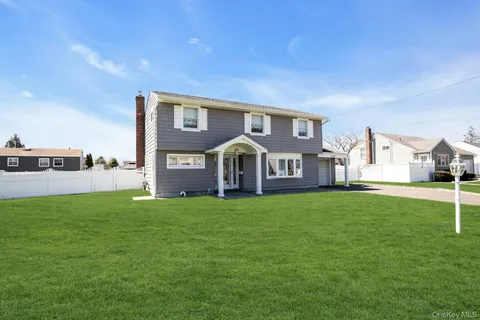 $699,000 | 258 East 5th Street, Deer Park, NY 11729