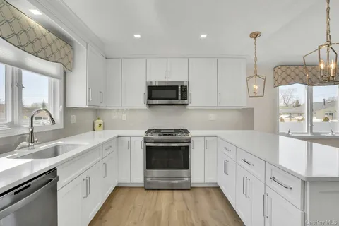 $699,000 | 258 East 5th Street, Deer Park, NY 11729