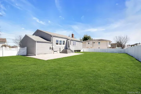 $699,000 | 258 East 5th Street, Deer Park, NY 11729