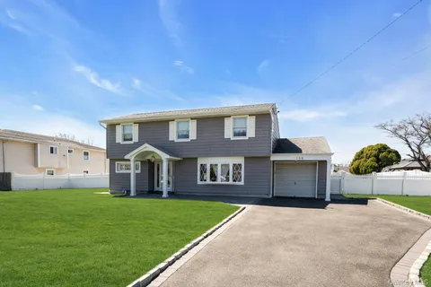 $699,000 | 258 East 5th Street, Deer Park, NY 11729