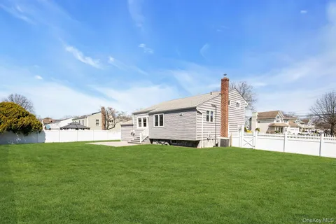 $699,000 | 258 East 5th Street, Deer Park, NY 11729