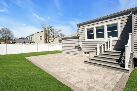 $699,000 | 258 East 5th Street, Deer Park, NY 11729