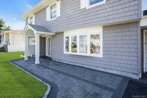 $699,000 | 258 East 5th Street, Deer Park, NY 11729