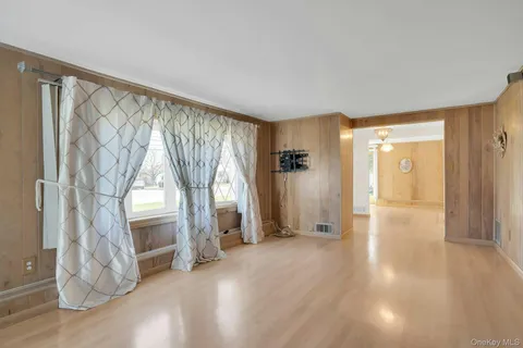 $699,000 | 258 East 5th Street, Deer Park, NY 11729