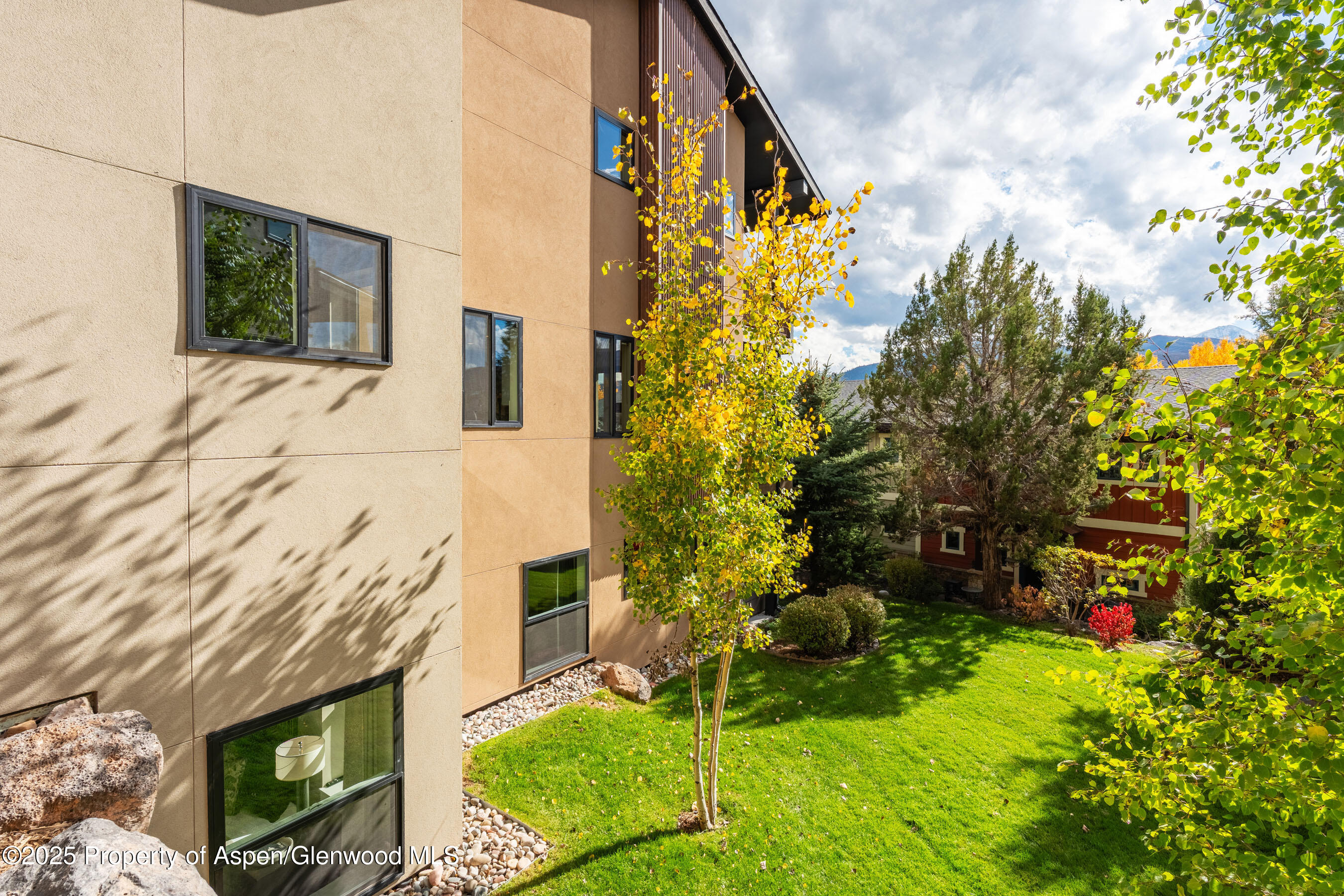 250 Overlook Ridge, Unit 250 Carbondale, CO 81623 - Photo 32 of 41 a backyard of a house with lots of green space