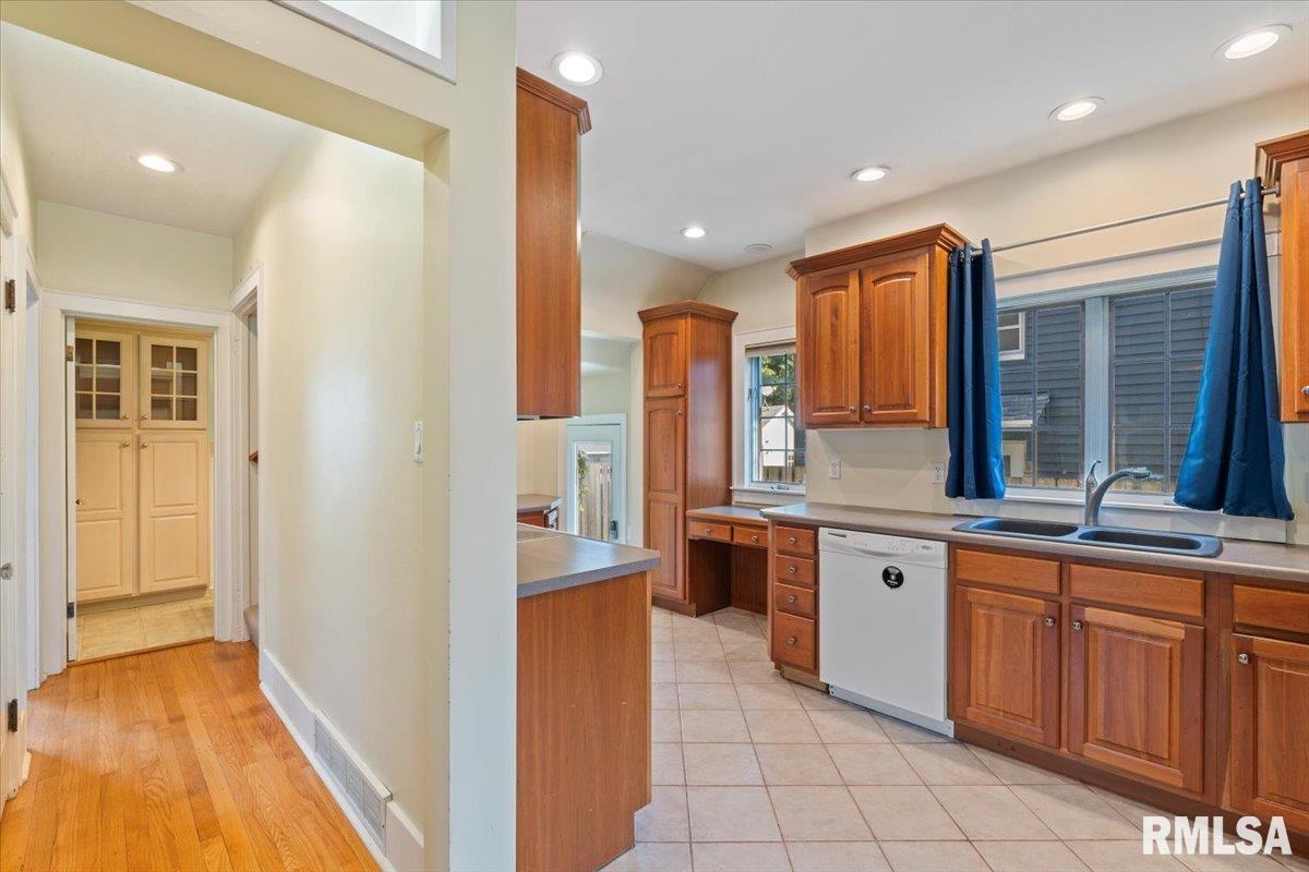 2421 15th Avenue Moline, IL 61265 - Photo 12 of 42