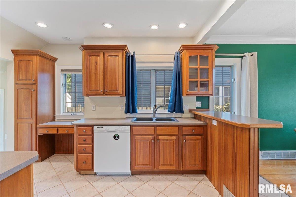 2421 15th Avenue Moline, IL 61265 - Photo 13 of 42