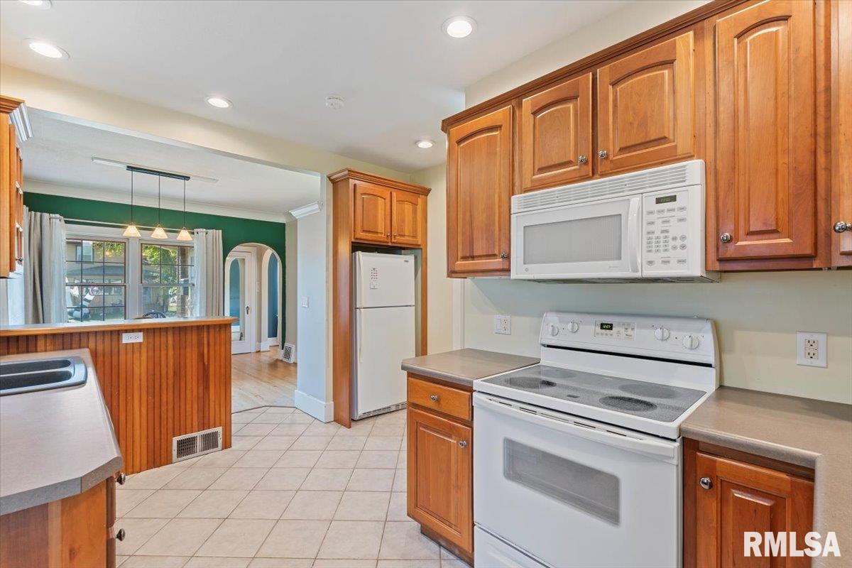 2421 15th Avenue Moline, IL 61265 - Photo 14 of 42