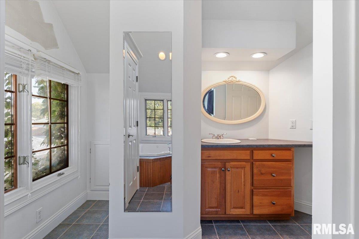 2421 15th Avenue Moline, IL 61265 - Photo 31 of 42