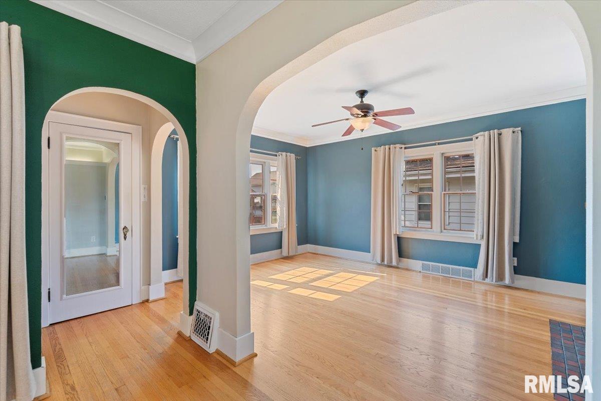 2421 15th Avenue Moline, IL 61265 - Photo 5 of 42