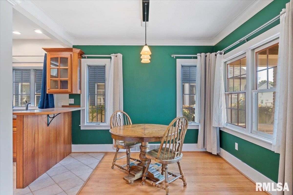 2421 15th Avenue Moline, IL 61265 - Photo 10 of 42