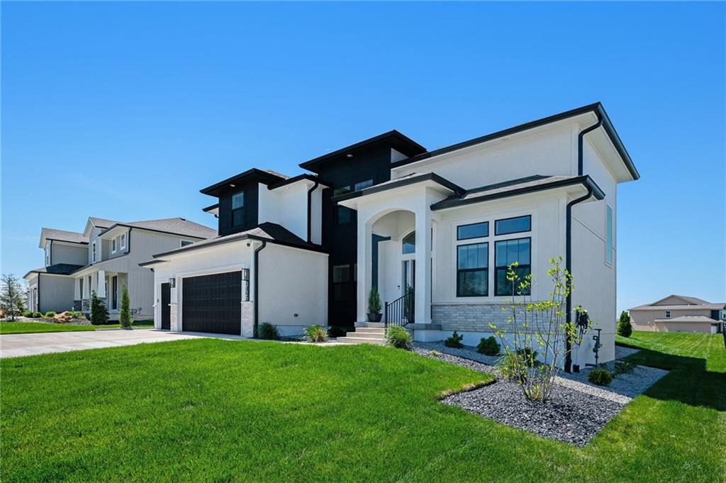 3207 Southwest Enoch Street Lee's Summit, MO 64082 - Photo 2 of 40