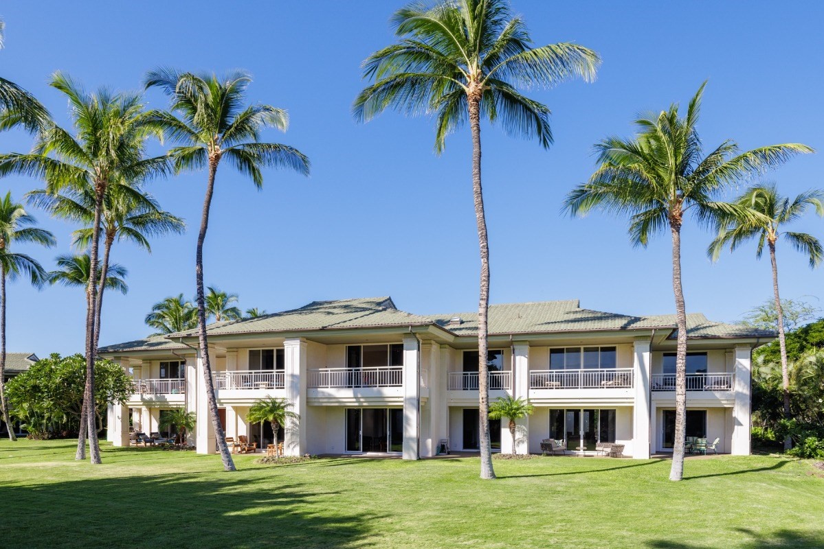 68-1375 Pauoa Road, Unit M2 Kamuela, HI 96743 - Photo 1 of 26 a front view of a house with a garden