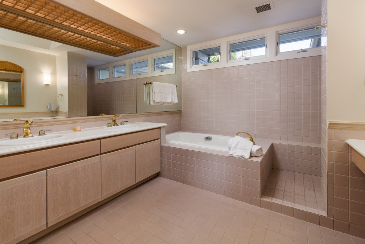 68-1375 Pauoa Road, Unit M2 Kamuela, HI 96743 - Photo 15 of 26 a spacious bathroom with a tub sink and mirror