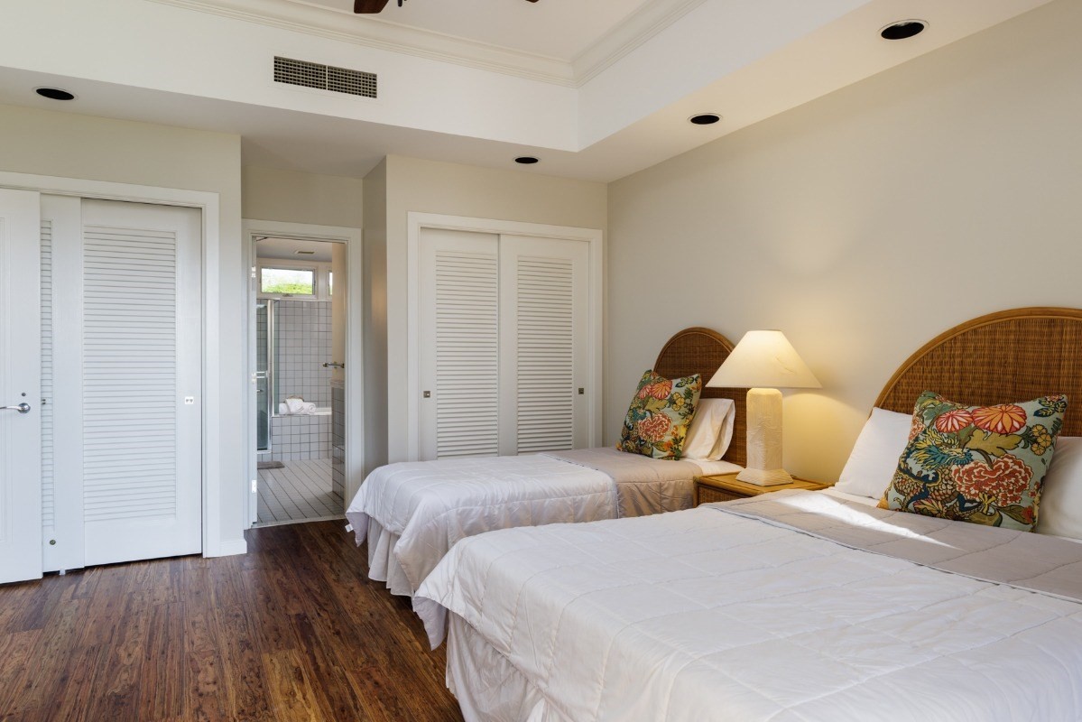 68-1375 Pauoa Road, Unit M2 Kamuela, HI 96743 - Photo 18 of 26 a bedroom with two beds and painting on the wall