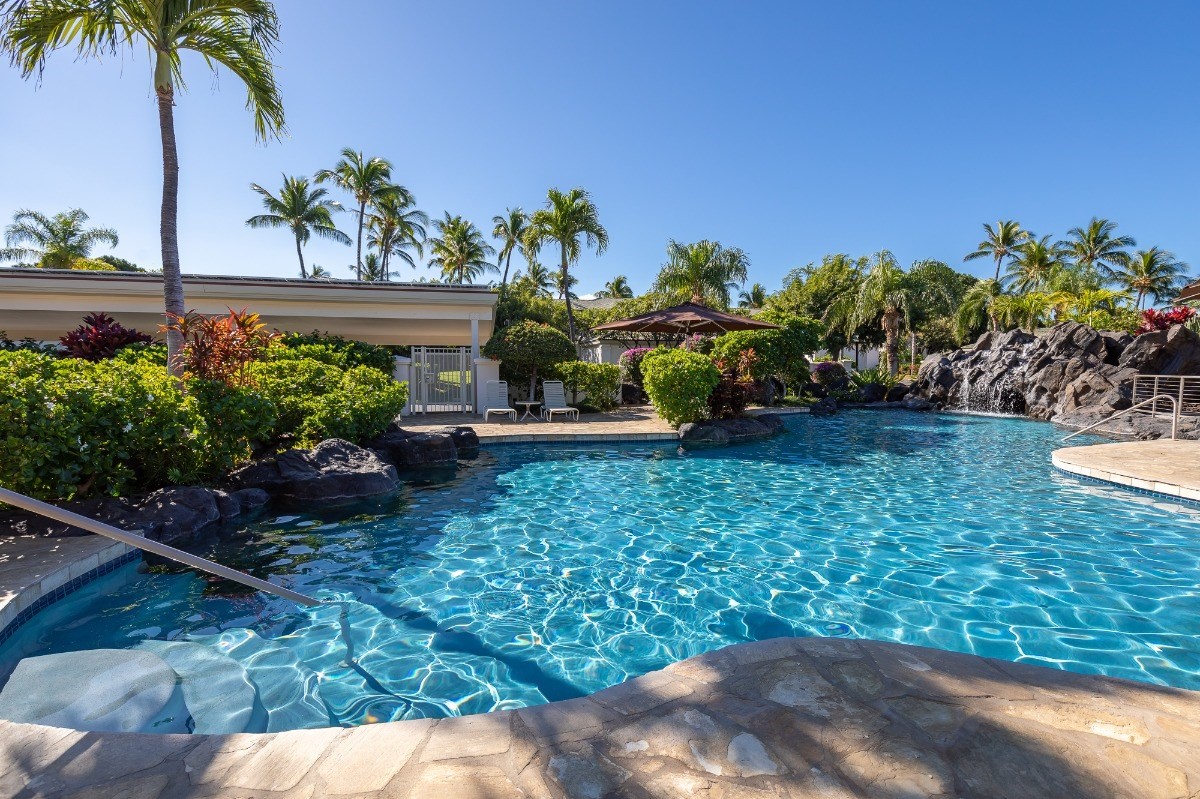 68-1375 Pauoa Road, Unit M2 Kamuela, HI 96743 - Photo 25 of 26 a view of a yard with a table and chair under an umbrella