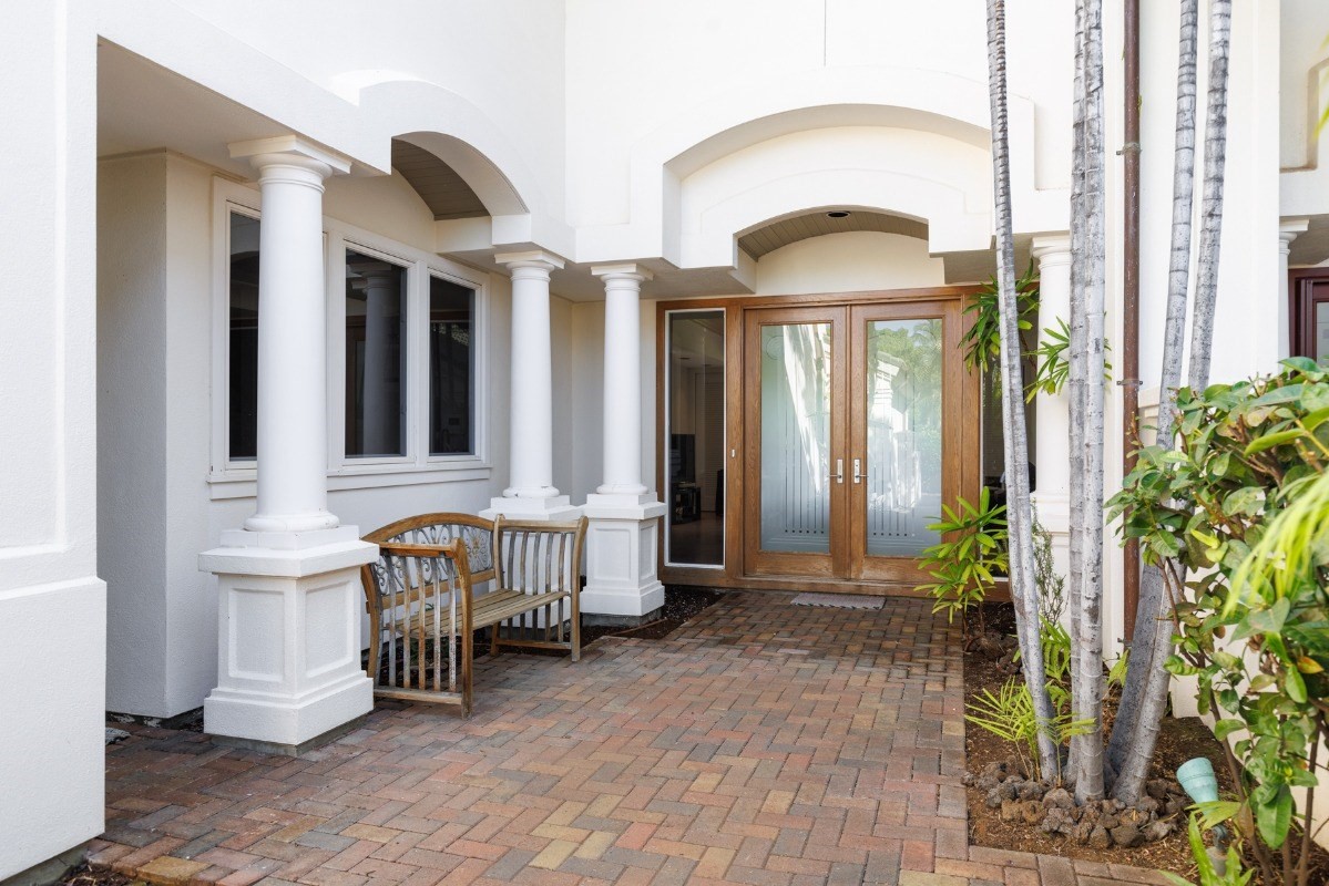 68-1375 Pauoa Road, Unit M2 Kamuela, HI 96743 - Photo 3 of 26 a view of a house with a porch