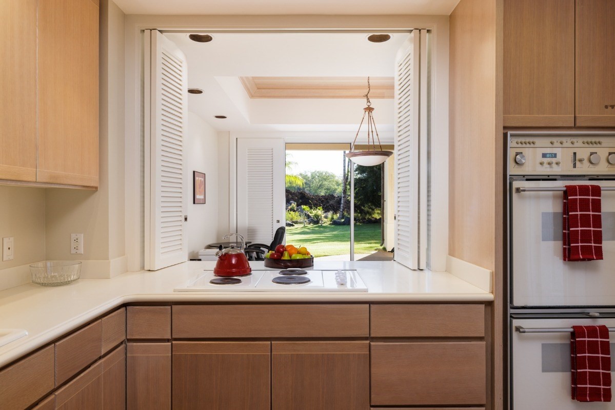 68-1375 Pauoa Road, Unit M2 Kamuela, HI 96743 - Photo 6 of 26 a bathroom with a tub sink and mirror