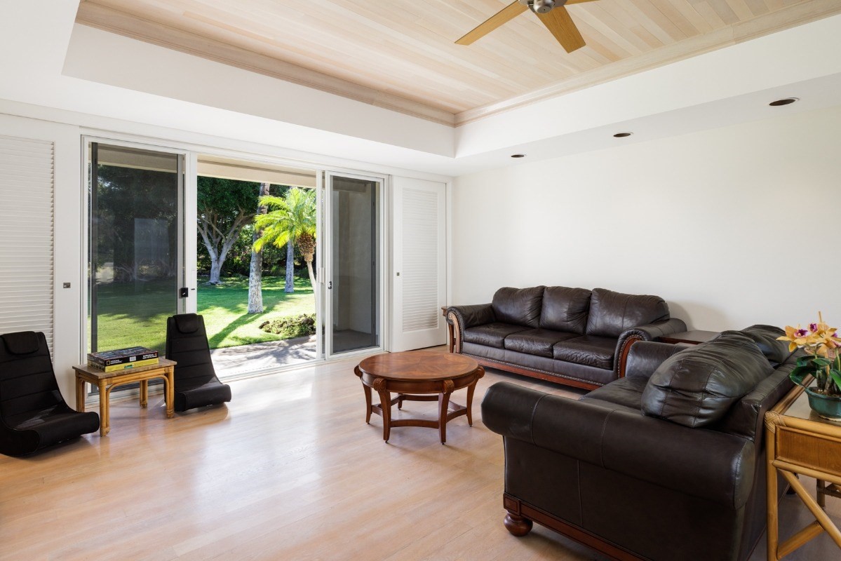 68-1375 Pauoa Road, Unit M2 Kamuela, HI 96743 - Photo 9 of 26 a living room with furniture and a large window