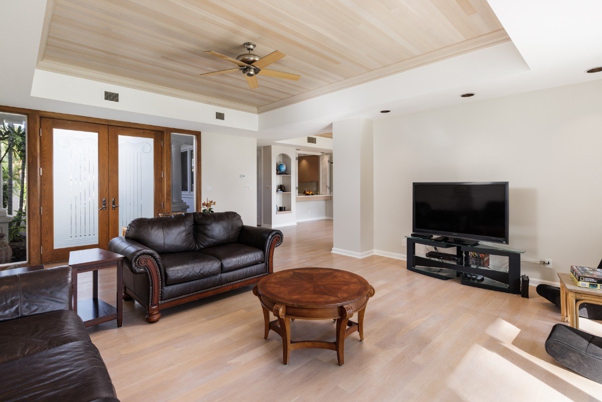 68-1375 Pauoa Road, Unit M2 Kamuela, HI 96743 - Photo 10 of 26 a living room with furniture and a flat screen tv