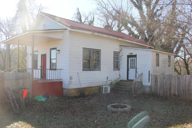 a view of a house with a backyard