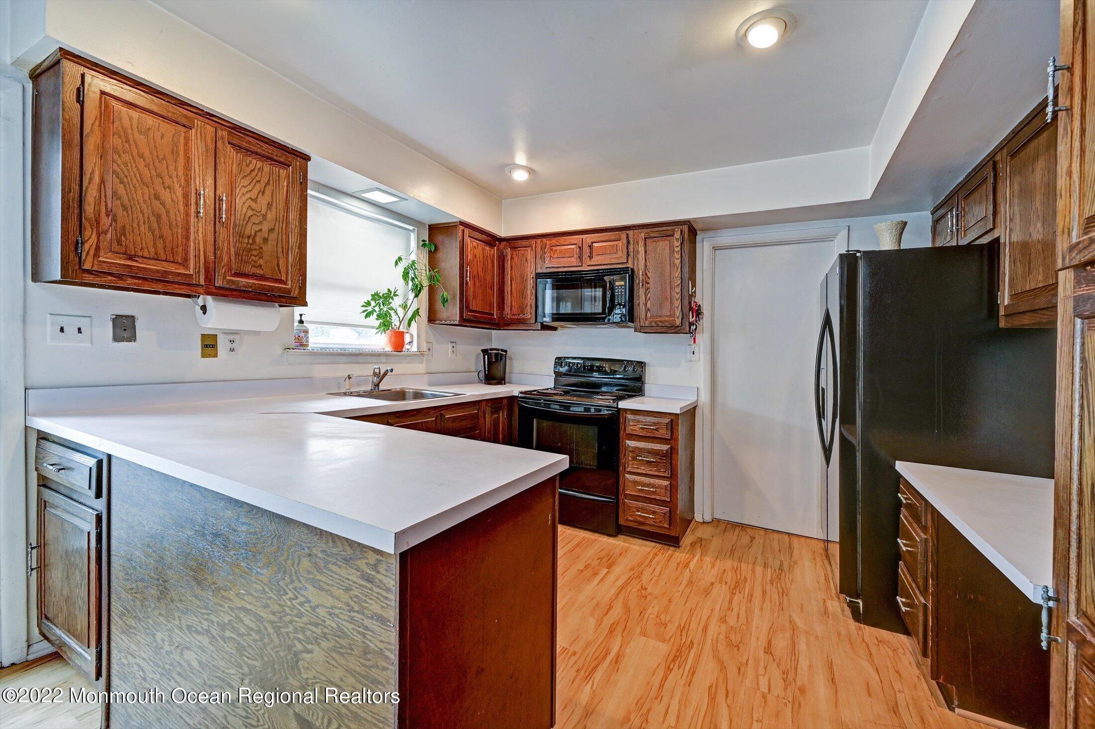 8 Alberta Drive Marlboro, NJ 07746 - Photo 15 of 29 KITCHEN